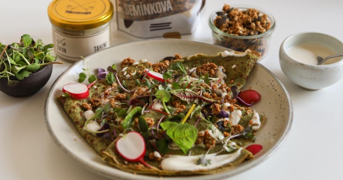 Špenátové palačinky s jogurtovým dipem, tahini a semínkovou granolou