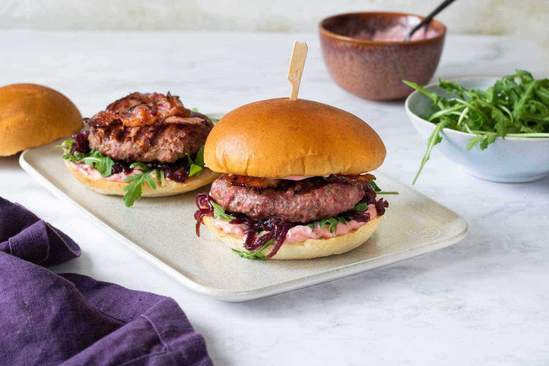 Zvěřinový burger s cibulovou marmeládou