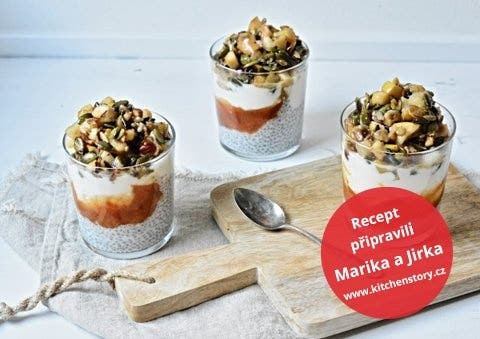 Chia pudink s karamelizovaným jablkem a hruškou