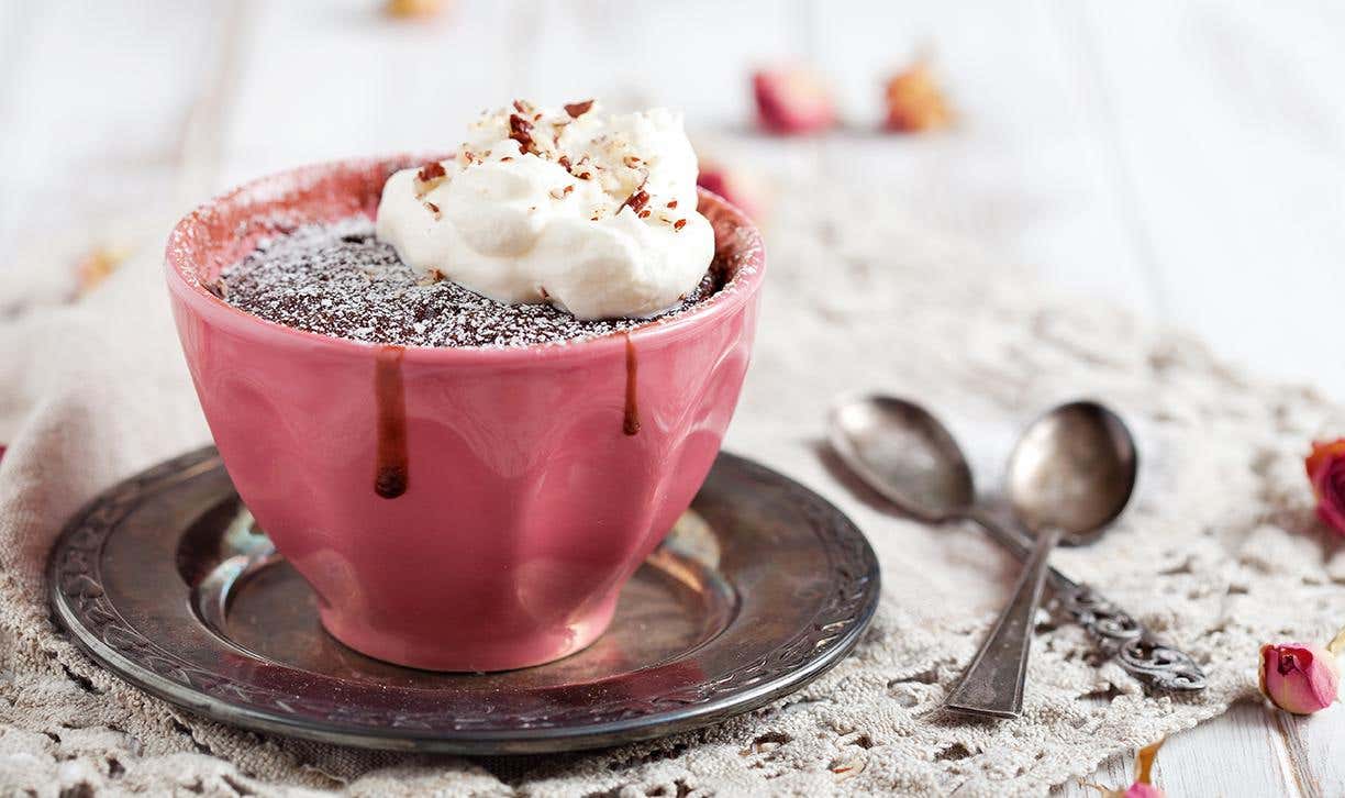 Čokoládový mugcake se zmrzlinou