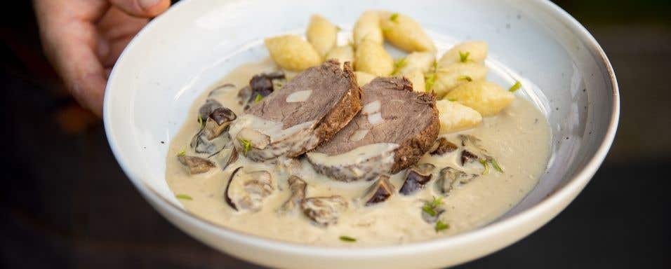 Špikovaná hovězí kulatá plec s houbovou omáčkou a noky