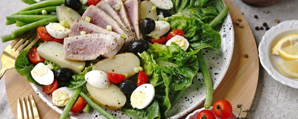 Salát Niçoise s grilovaným tuňákem
