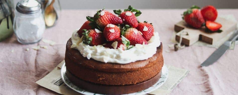 Mandlový dortík s mascarpone krémem a jahodami