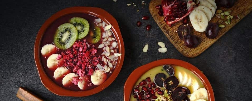 Smoothie bowl s lesním ovocem a kokosovou vodou