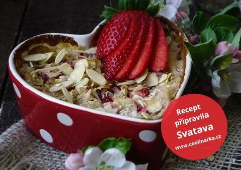 Pečená ovesná kaše s jahodami a kokosem