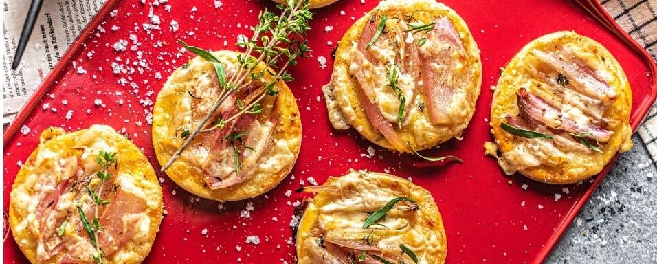 Křehké koláčky s glazovanou šalotkou a parmazánem/pecorinem