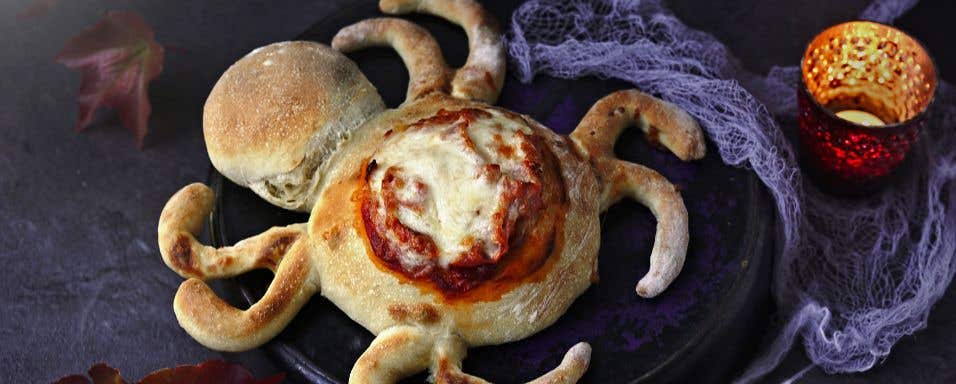 Halloweenský pavouk z pizza těsta