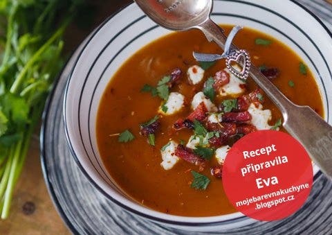 Dýňová polévka se slaninou a kozím sýrem