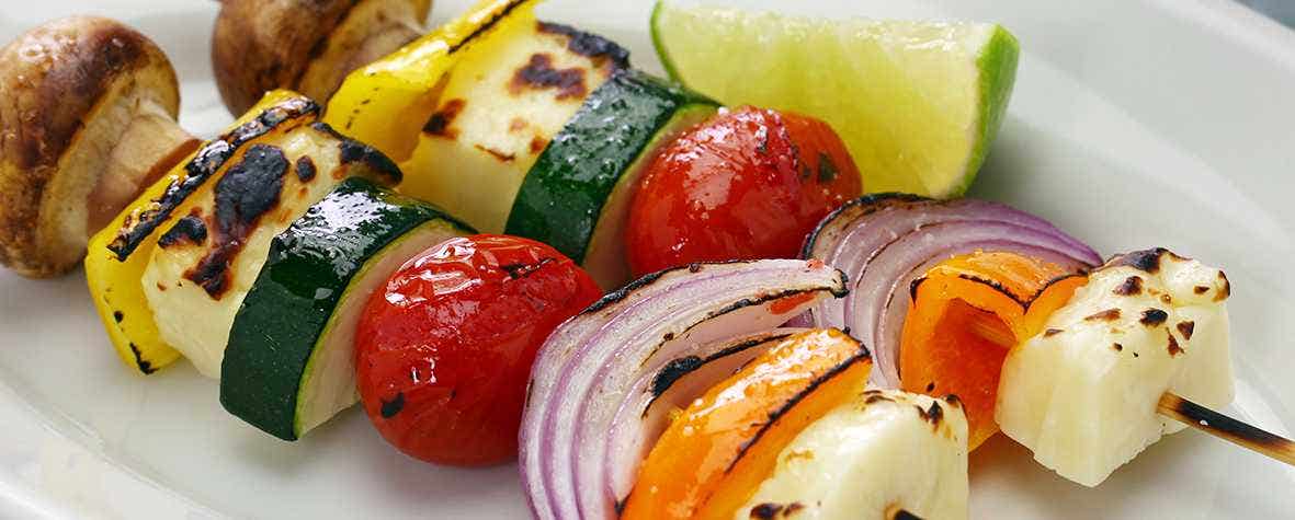 Grilované špízy s halloumi a zeleninou