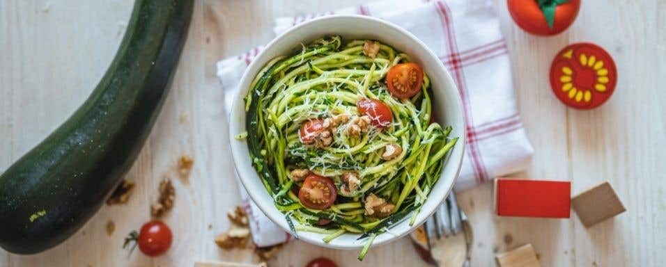 Cuketové zoodles se špenátovým pestem