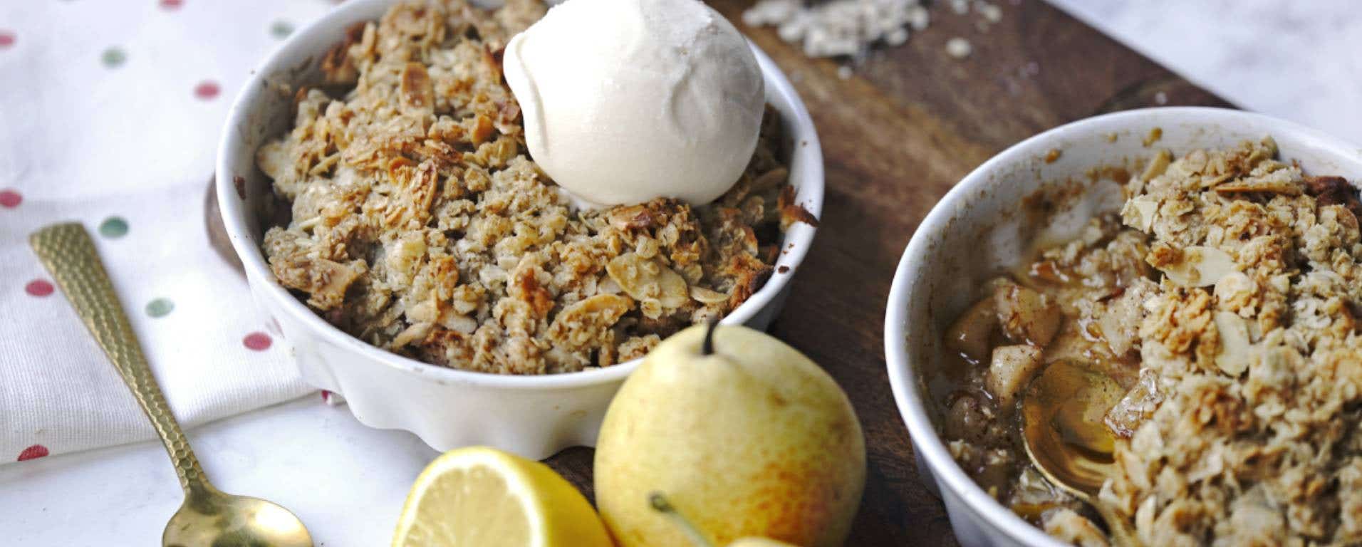 Hruškový crumble s marcipánem