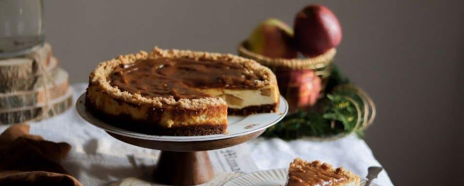 Jablečný cheesecake s karamelem