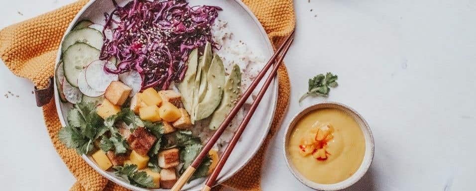 Poke bowl s restovaným tofu a omáčkou z manga (vegan)