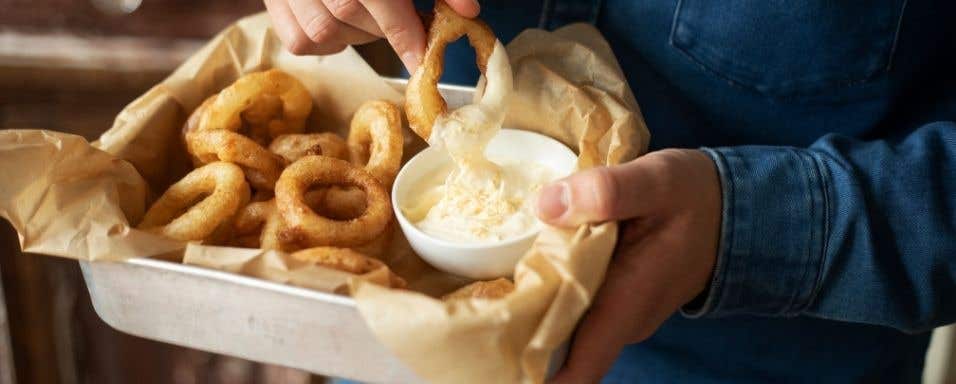 Cibulové kroužky s křenovou omáčkou
