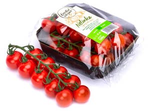Čerstvě utrženo Rajčata cherry červená kulatá na stonku "Nelinka", balení